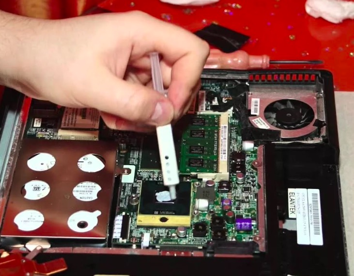 Чистка ноутбука от пыли и замена термопасты в Академическом районе Москвы