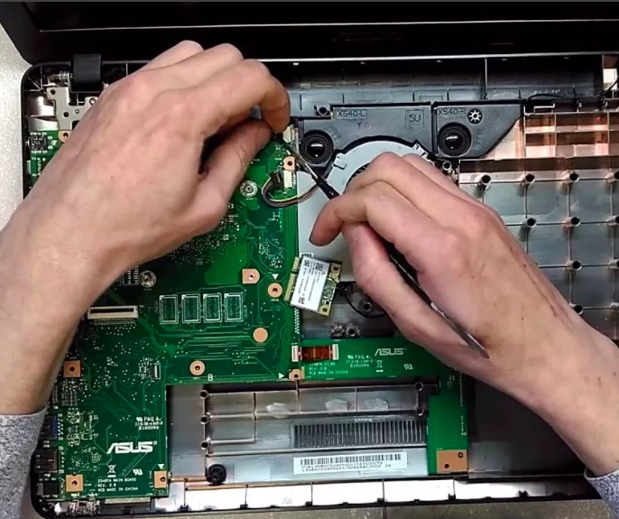 Замена материнской платы на ноутбуке Замена материнской платы на ноутбуке в Академическом районе Москвы